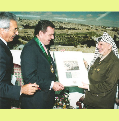 Receiving an autogramm from Schrder and Arafat