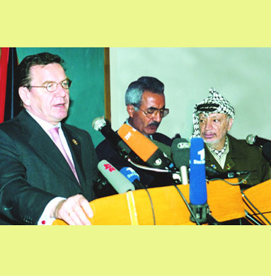 Schrder and Arafat holding a press conference in Gaza 